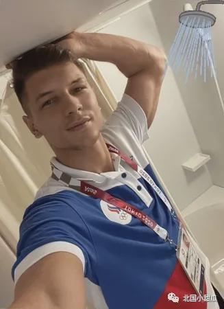 大屏幕上同 大屏幕上同